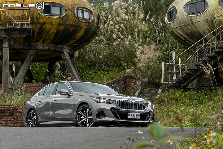 BMW i5 eDrive40 M Sport 試駕｜電能加持科技進化，但仍是你記憶中的五系列！