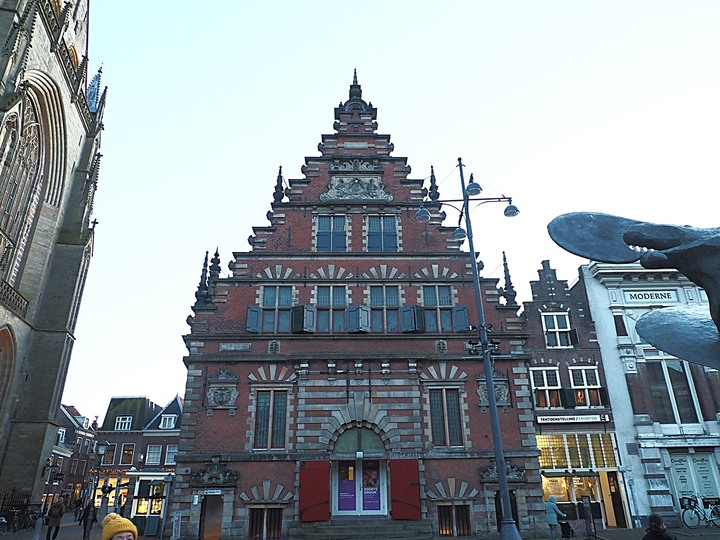 哈倫(Haarlem)市區、聖巴弗教堂(St.-Bavokerk)、桑斯安斯(Zaanse Schans)風車村、福倫丹(Volendam)午餐、羊角村(Giethoorn)遊船 — 荷蘭鄉間風光 — 2023年冬季歐洲行旅 第二部