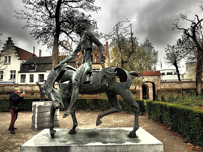布魯日大廣場(Grote Markt)、大鐘樓(Belfort) 、市政廳(Stadhuis Brugge) 、玫瑰碼頭(Rosary Quay) 、聖母教堂(Onze-Lieve-Vrouwekerk)、貝居安禮修道院(Begijnhofkapel)，還有白酒淡菜 — 世界文化遺產 之 布魯日歷史中心(Historic Centre of Brugge) — 2023年冬季歐洲行旅 第五部