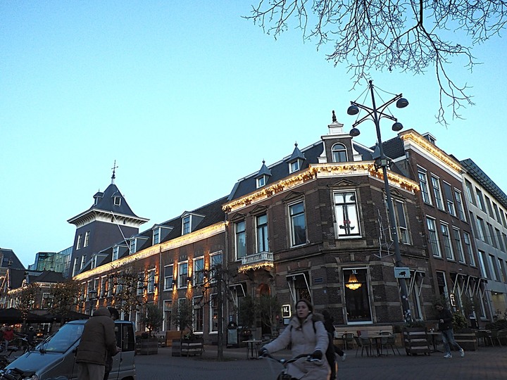 哈倫(Haarlem)市區、聖巴弗教堂(St.-Bavokerk)、桑斯安斯(Zaanse Schans)風車村、福倫丹(Volendam)午餐、羊角村(Giethoorn)遊船 — 荷蘭鄉間風光 — 2023年冬季歐洲行旅 第二部