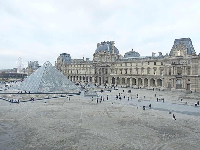 塞納河遊船 (Bateaux-Mouches) 與 羅浮宮(Musée du Louvre),外掛地窖內享用法式烤田螺與鴨胸 — 世界文化遺產 之 巴黎,塞纳河畔(Paris, Banks of the Seine) — 2023年冬季歐洲行旅 第六部
