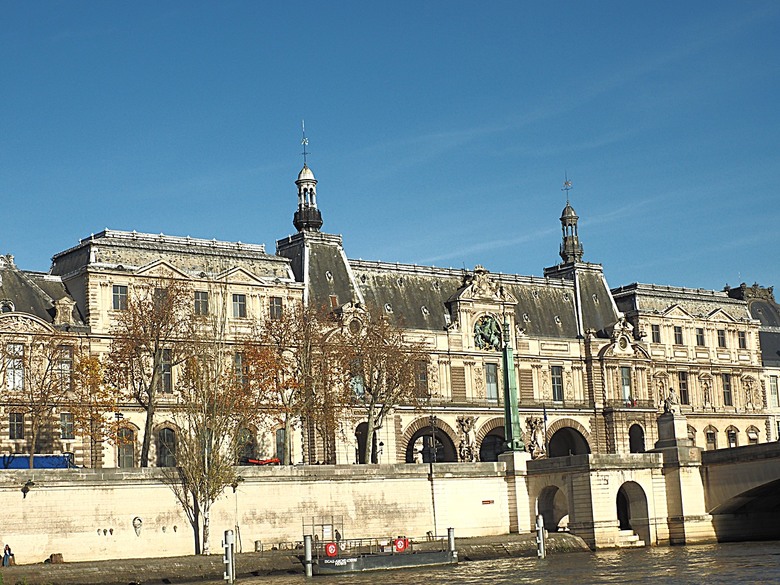 塞納河遊船 (Bateaux-Mouches) 與 羅浮宮(Musée du Louvre)，外掛地窖內享用法式烤田螺與鴨胸 — 世界文化遺產 之 巴黎，塞纳河畔(Paris, Banks of the Seine) — 2023年冬季歐洲行旅 第六部