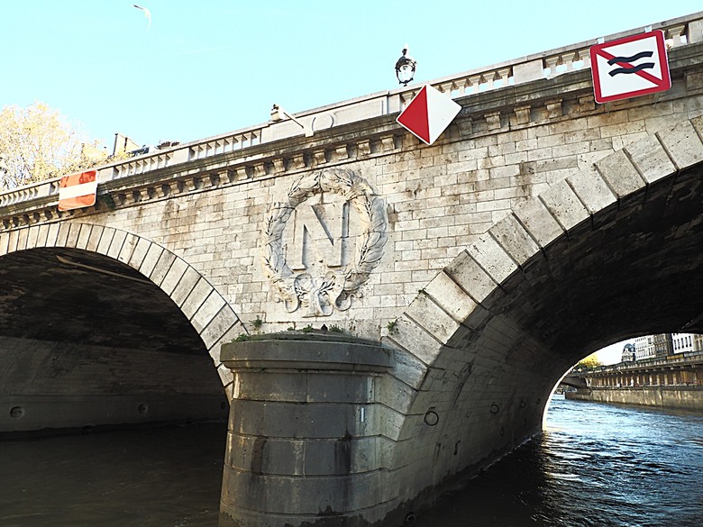 塞納河遊船 (Bateaux-Mouches) 與 羅浮宮(Musée du Louvre)，外掛地窖內享用法式烤田螺與鴨胸 — 世界文化遺產 之 巴黎，塞纳河畔(Paris, Banks of the Seine) — 2023年冬季歐洲行旅 第六部