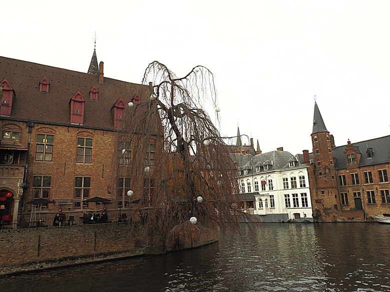 布魯日大廣場(Grote Markt)、大鐘樓(Belfort) 、市政廳(Stadhuis Brugge) 、玫瑰碼頭(Rosary Quay) 、聖母教堂(Onze-Lieve-Vrouwekerk)、貝居安禮修道院(Begijnhofkapel),還有白酒淡菜 — 世界文化遺產 之 布魯日歷史中心(Historic Centre of Brugge) — 2023年冬季歐洲行旅 第五部