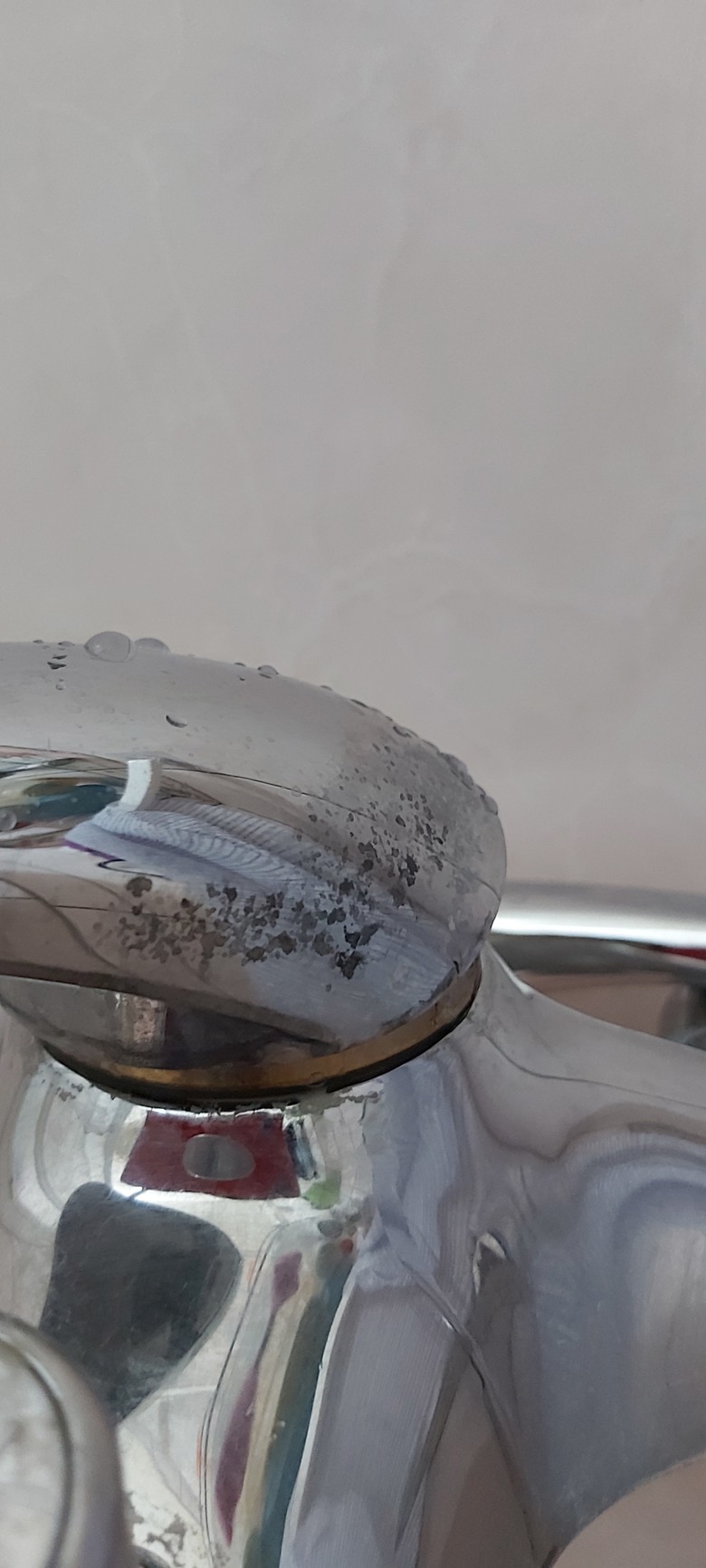 這是水龍頭電鍍掉了？