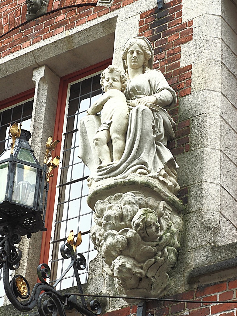 布魯日大廣場(Grote Markt)、大鐘樓(Belfort) 、市政廳(Stadhuis Brugge) 、玫瑰碼頭(Rosary Quay) 、聖母教堂(Onze-Lieve-Vrouwekerk)、貝居安禮修道院(Begijnhofkapel),還有白酒淡菜 — 世界文化遺產 之 布魯日歷史中心(Historic Centre of Brugge) — 2023年冬季歐洲行旅 第五部
