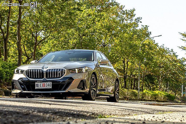 BMW i5 eDrive40 M Sport 試駕｜電能加持科技進化，但仍是你記憶中的五系列！