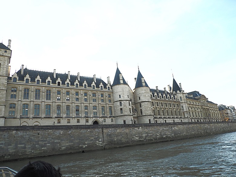 塞納河遊船 (Bateaux-Mouches) 與 羅浮宮(Musée du Louvre),外掛地窖內享用法式烤田螺與鴨胸 — 世界文化遺產 之 巴黎,塞纳河畔(Paris, Banks of the Seine) — 2023年冬季歐洲行旅 第六部