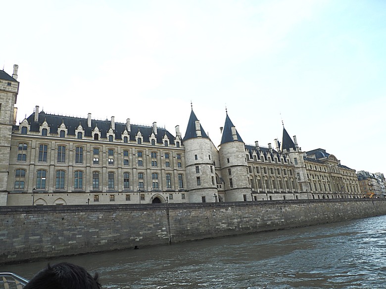 塞納河遊船 (Bateaux-Mouches) 與 羅浮宮(Musée du Louvre)，外掛地窖內享用法式烤田螺與鴨胸 — 世界文化遺產 之 巴黎，塞纳河畔(Paris, Banks of the Seine) — 2023年冬季歐洲行旅 第六部