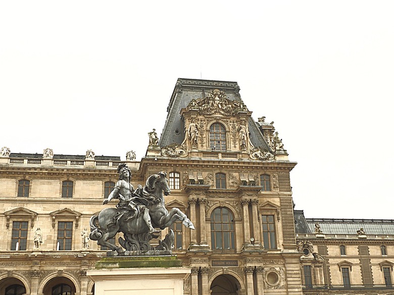 塞納河遊船 (Bateaux-Mouches) 與 羅浮宮(Musée du Louvre),外掛地窖內享用法式烤田螺與鴨胸 — 世界文化遺產 之 巴黎,塞纳河畔(Paris, Banks of the Seine) — 2023年冬季歐洲行旅 第六部