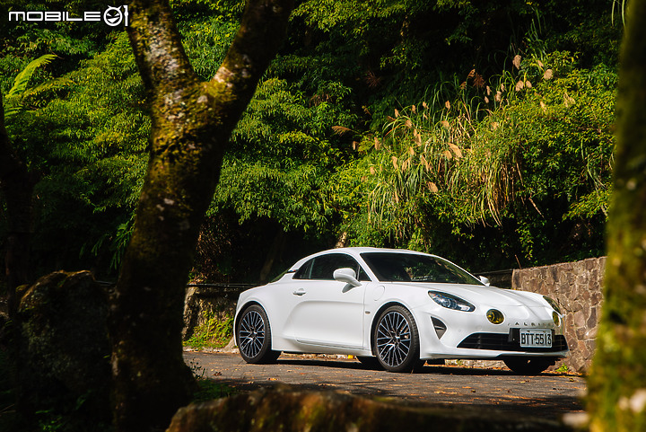 Alpine A110 試駕|羽量級絕佳操控,令人愛不釋手的法系小跑車!