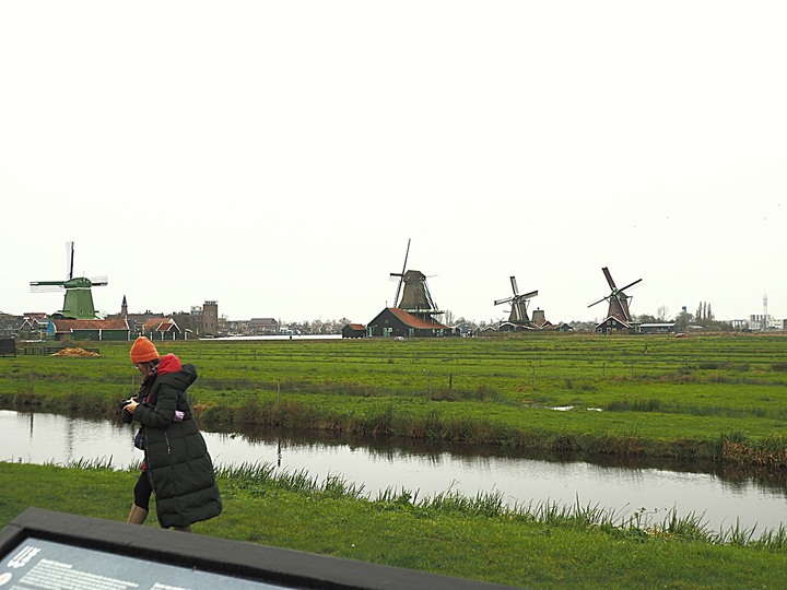 哈倫(Haarlem)市區、聖巴弗教堂(St.-Bavokerk)、桑斯安斯(Zaanse Schans)風車村、福倫丹(Volendam)午餐、羊角村(Giethoorn)遊船 — 荷蘭鄉間風光 — 2023年冬季歐洲行旅 第二部