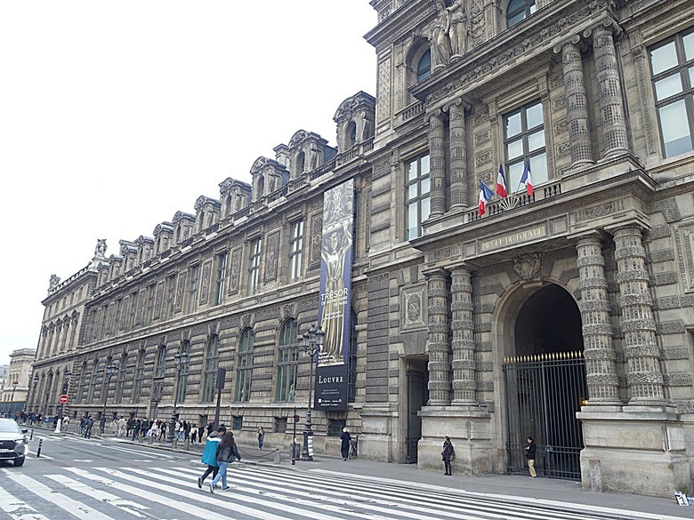 塞納河遊船 (Bateaux-Mouches) 與 羅浮宮(Musée du Louvre)，外掛地窖內享用法式烤田螺與鴨胸 — 世界文化遺產 之 巴黎，塞纳河畔(Paris, Banks of the Seine) — 2023年冬季歐洲行旅 第六部