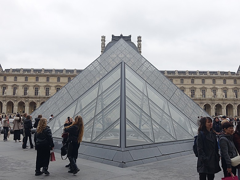 塞納河遊船 (Bateaux-Mouches) 與 羅浮宮(Musée du Louvre)，外掛地窖內享用法式烤田螺與鴨胸 — 世界文化遺產 之 巴黎，塞纳河畔(Paris, Banks of the Seine) — 2023年冬季歐洲行旅 第六部