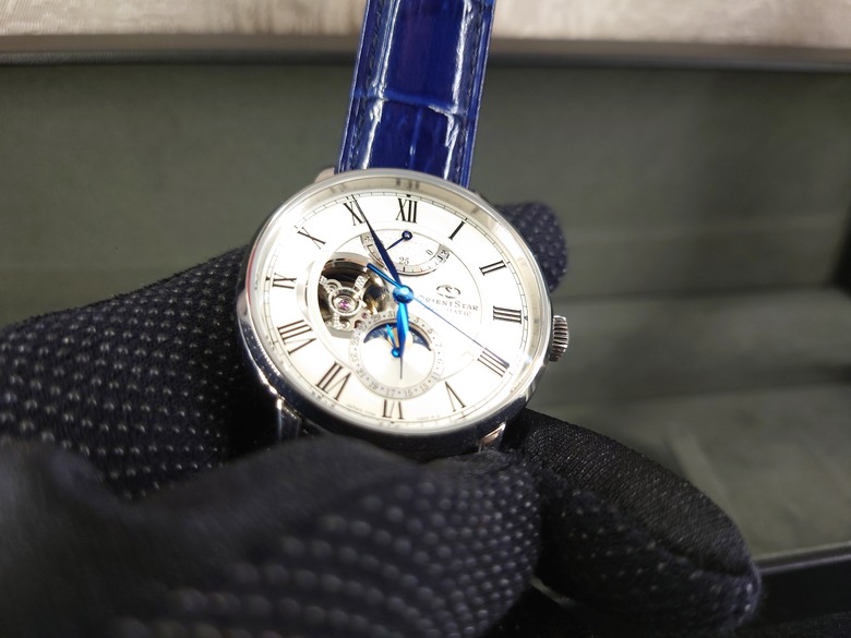 點我看大圖 東方之星 Orient Star Moon Phase 系列 月相 半鏤空錶 RE-AY0106S 開箱