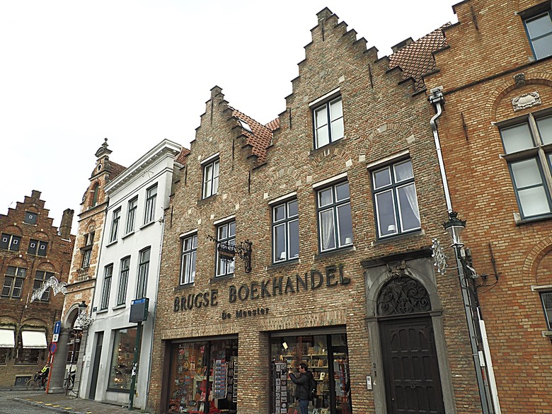 布魯日大廣場(Grote Markt)、大鐘樓(Belfort) 、市政廳(Stadhuis Brugge) 、玫瑰碼頭(Rosary Quay) 、聖母教堂(Onze-Lieve-Vrouwekerk)、貝居安禮修道院(Begijnhofkapel),還有白酒淡菜 — 世界文化遺產 之 布魯日歷史中心(Historic Centre of Brugge) — 2023年冬季歐洲行旅 第五部