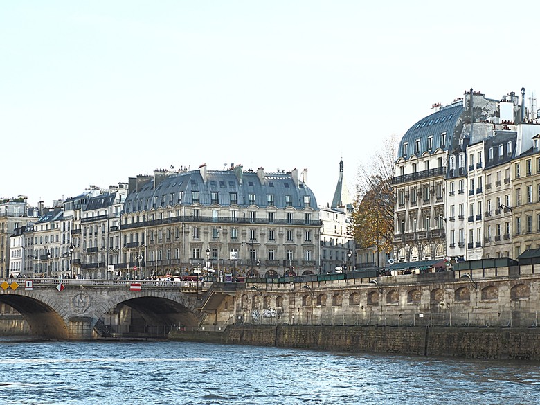 塞納河遊船 (Bateaux-Mouches) 與 羅浮宮(Musée du Louvre),外掛地窖內享用法式烤田螺與鴨胸 — 世界文化遺產 之 巴黎,塞纳河畔(Paris, Banks of the Seine) — 2023年冬季歐洲行旅 第六部
