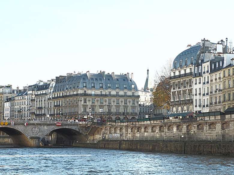 塞納河遊船 (Bateaux-Mouches) 與 羅浮宮(Musée du Louvre)，外掛地窖內享用法式烤田螺與鴨胸 — 世界文化遺產 之 巴黎，塞纳河畔(Paris, Banks of the Seine) — 2023年冬季歐洲行旅 第六部