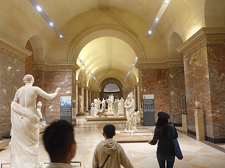 塞納河遊船 (Bateaux-Mouches) 與 羅浮宮(Musée du Louvre),外掛地窖內享用法式烤田螺與鴨胸 — 世界文化遺產 之 巴黎,塞纳河畔(Paris, Banks of the Seine) — 2023年冬季歐洲行旅 第六部