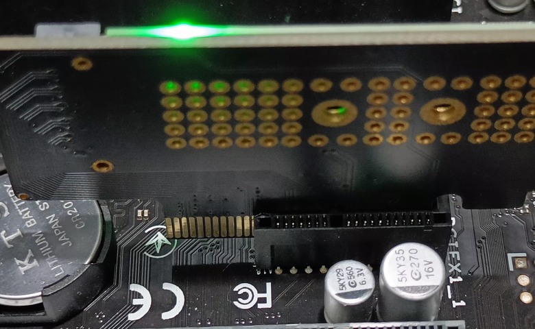 便宜主機板給的PCIe太短