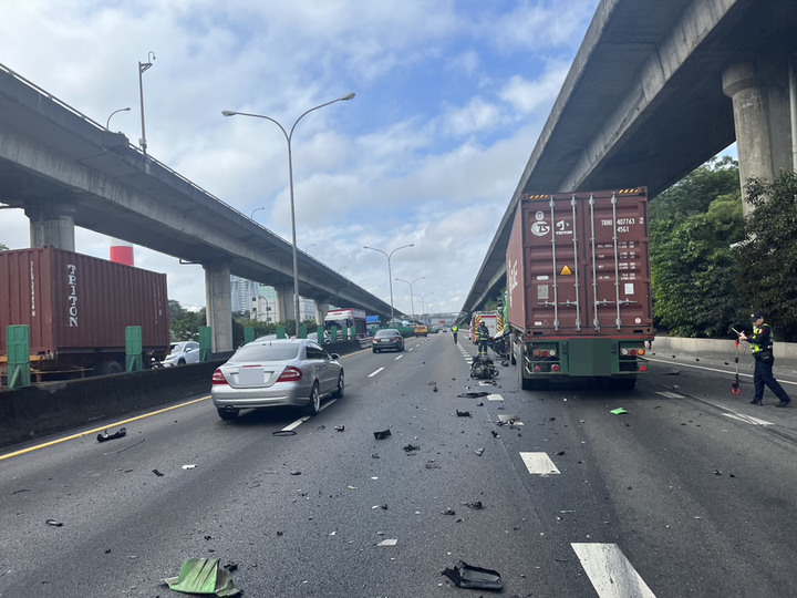 小車進匝道，被大車撞橫，再被貨櫃車橫著撞，引擎拋出