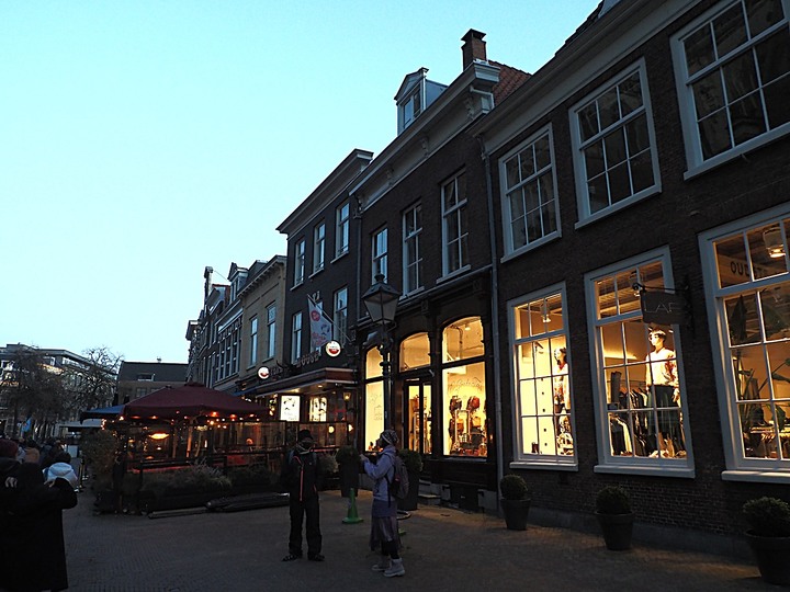 哈倫(Haarlem)市區、聖巴弗教堂(St.-Bavokerk)、桑斯安斯(Zaanse Schans)風車村、福倫丹(Volendam)午餐、羊角村(Giethoorn)遊船 — 荷蘭鄉間風光 — 2023年冬季歐洲行旅 第二部