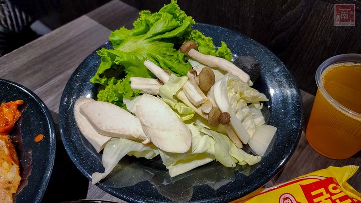【臺南美食】韓式火烤兩吃Plus+版來台南,韓式烤肉和火鍋無限量供應,共超過80款吃到飽食材,現切肉品及當日直送海鮮~八道晟台南崇明店 - 南人幫
