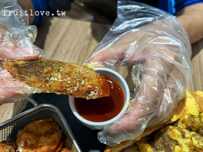 市場旁的小巷弄內，有間超人氣的早午餐店，融入精緻又創意的西式鐵板燒料理美食