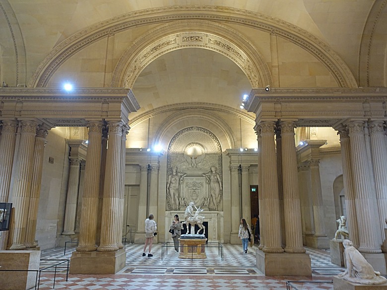 塞納河遊船 (Bateaux-Mouches) 與 羅浮宮(Musée du Louvre)，外掛地窖內享用法式烤田螺與鴨胸 — 世界文化遺產 之 巴黎，塞纳河畔(Paris, Banks of the Seine) — 2023年冬季歐洲行旅 第六部