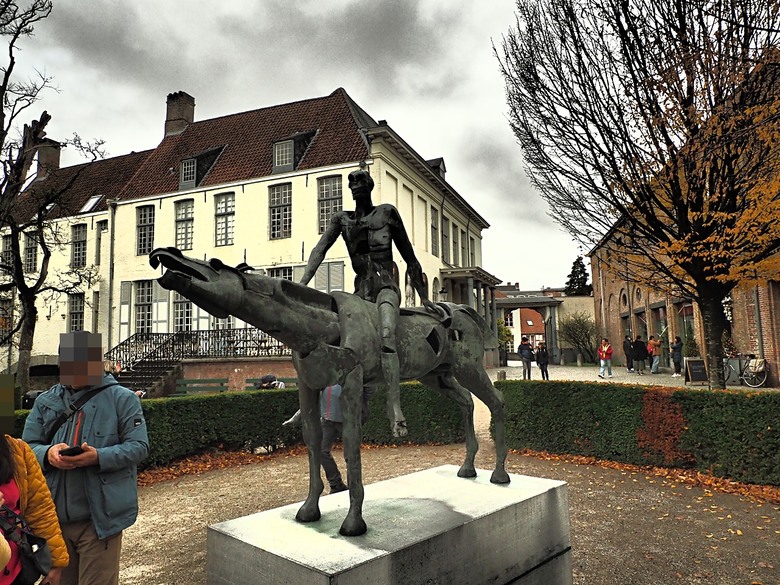 布魯日大廣場(Grote Markt)、大鐘樓(Belfort) 、市政廳(Stadhuis Brugge) 、玫瑰碼頭(Rosary Quay) 、聖母教堂(Onze-Lieve-Vrouwekerk)、貝居安禮修道院(Begijnhofkapel)，還有白酒淡菜 — 世界文化遺產 之 布魯日歷史中心(Historic Centre of Brugge) — 2023年冬季歐洲行旅 第五部