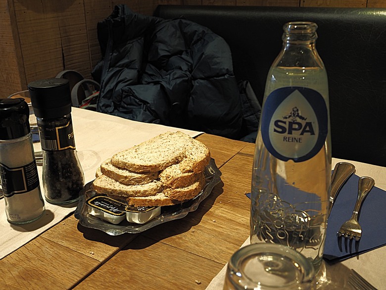 布魯日大廣場(Grote Markt)、大鐘樓(Belfort) 、市政廳(Stadhuis Brugge) 、玫瑰碼頭(Rosary Quay) 、聖母教堂(Onze-Lieve-Vrouwekerk)、貝居安禮修道院(Begijnhofkapel),還有白酒淡菜 — 世界文化遺產 之 布魯日歷史中心(Historic Centre of Brugge) — 2023年冬季歐洲行旅 第五部