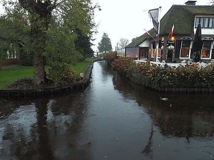 哈倫(Haarlem)市區、聖巴弗教堂(St.-Bavokerk)、桑斯安斯(Zaanse Schans)風車村、福倫丹(Volendam)午餐、羊角村(Giethoorn)遊船 — 荷蘭鄉間風光 — 2023年冬季歐洲行旅 第二部