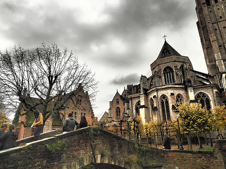 布魯日大廣場(Grote Markt)、大鐘樓(Belfort) 、市政廳(Stadhuis Brugge) 、玫瑰碼頭(Rosary Quay) 、聖母教堂(Onze-Lieve-Vrouwekerk)、貝居安禮修道院(Begijnhofkapel),還有白酒淡菜 — 世界文化遺產 之 布魯日歷史中心(Historic Centre of Brugge) — 2023年冬季歐洲行旅 第五部