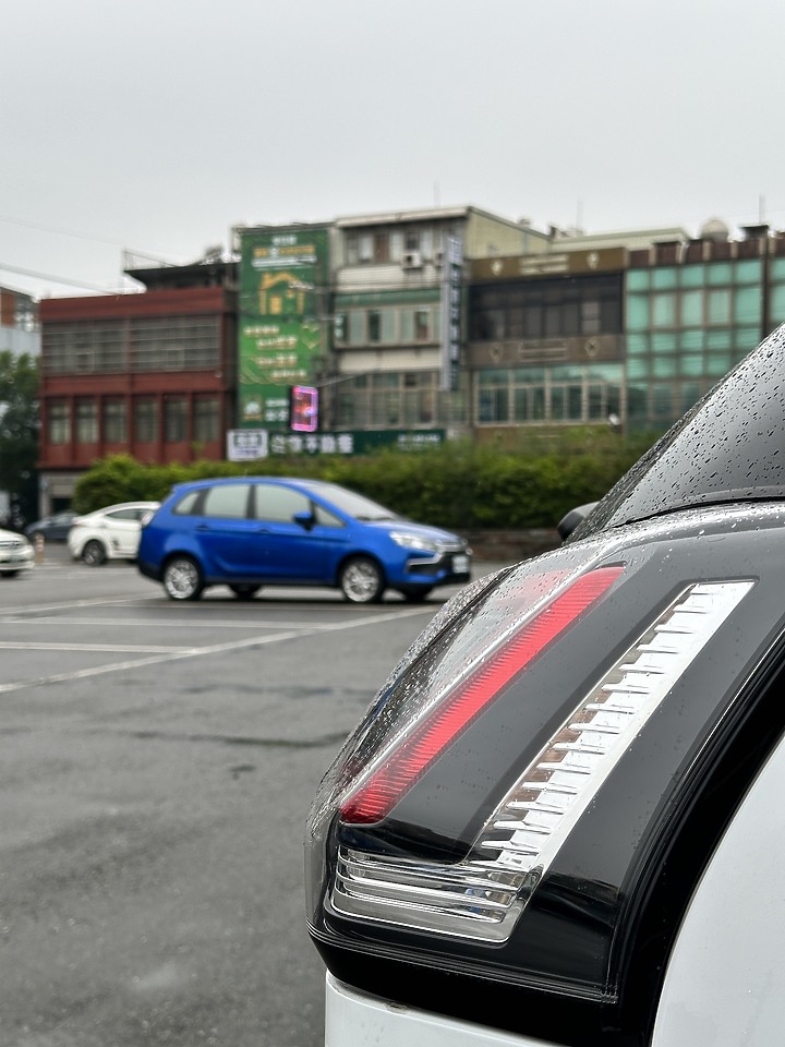 點我看大圖 下雨天,交車天。(可能是) 配備最滿的 Colt Plus (圖多)