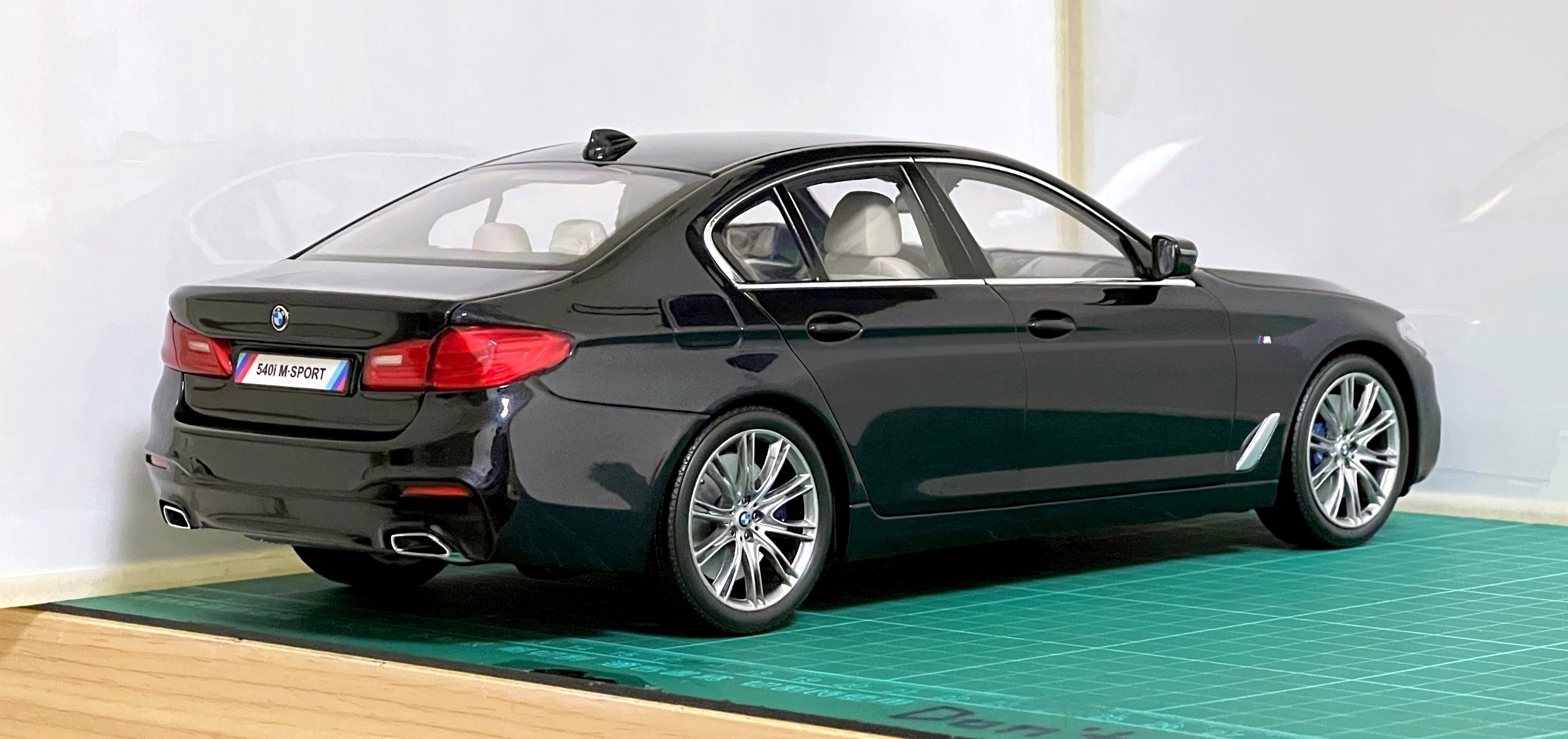 點我看大圖 汽車模型分享 1/18 KYOSHO BMW G30 540i M-SPORT