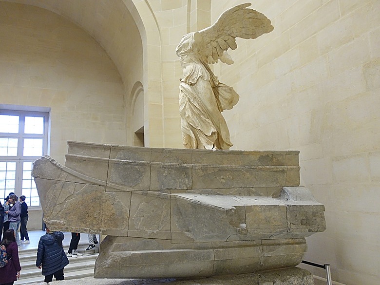塞納河遊船 (Bateaux-Mouches) 與 羅浮宮(Musée du Louvre),外掛地窖內享用法式烤田螺與鴨胸 — 世界文化遺產 之 巴黎,塞纳河畔(Paris, Banks of the Seine) — 2023年冬季歐洲行旅 第六部