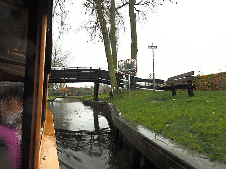 哈倫(Haarlem)市區、聖巴弗教堂(St.-Bavokerk)、桑斯安斯(Zaanse Schans)風車村、福倫丹(Volendam)午餐、羊角村(Giethoorn)遊船 — 荷蘭鄉間風光 — 2023年冬季歐洲行旅 第二部