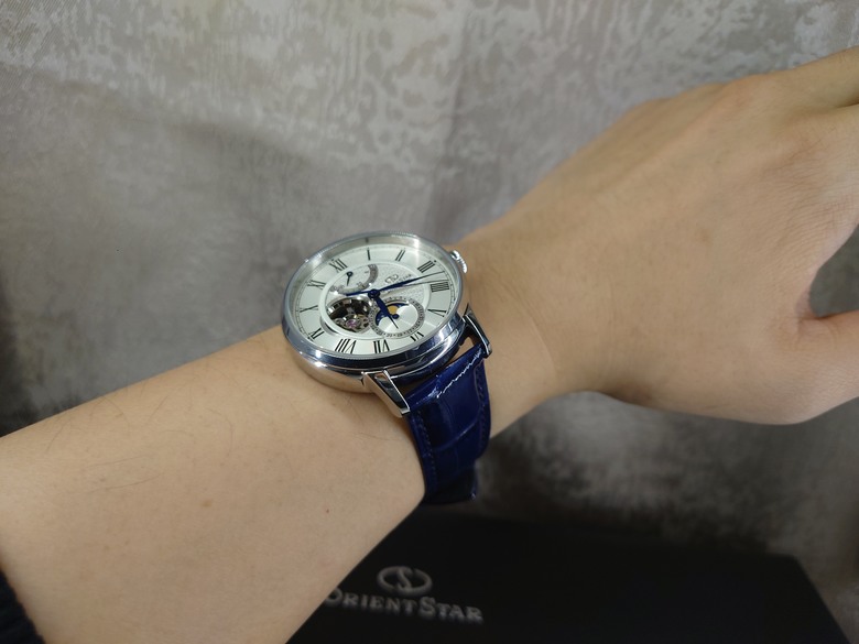 點我看大圖 東方之星 Orient Star Moon Phase 系列 月相 半鏤空錶 RE-AY0106S 開箱