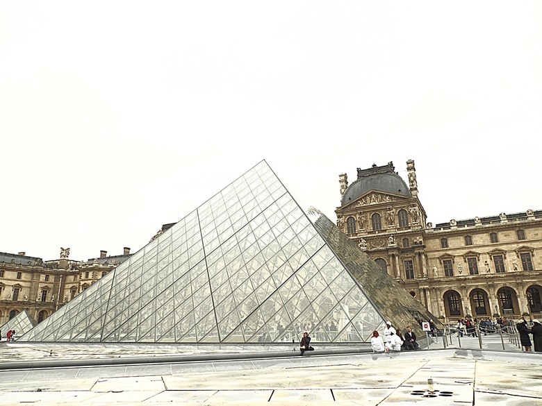 塞納河遊船 (Bateaux-Mouches) 與 羅浮宮(Musée du Louvre)，外掛地窖內享用法式烤田螺與鴨胸 — 世界文化遺產 之 巴黎，塞纳河畔(Paris, Banks of the Seine) — 2023年冬季歐洲行旅 第六部