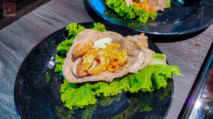 【臺南美食】韓式火烤兩吃Plus+版來台南,韓式烤肉和火鍋無限量供應,共超過80款吃到飽食材,現切肉品及當日直送海鮮~八道晟台南崇明店 - 南人幫