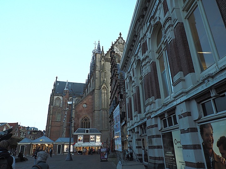 哈倫(Haarlem)市區、聖巴弗教堂(St.-Bavokerk)、桑斯安斯(Zaanse Schans)風車村、福倫丹(Volendam)午餐、羊角村(Giethoorn)遊船 — 荷蘭鄉間風光 — 2023年冬季歐洲行旅 第二部