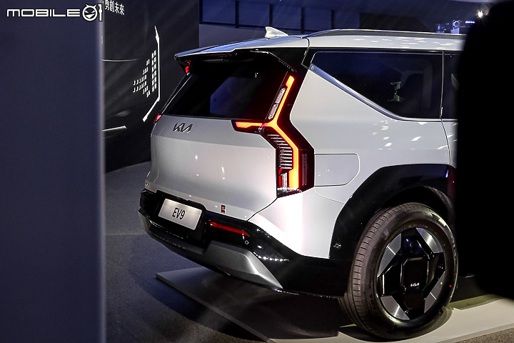 【採訪】Kia 純電七人旗艦「EV9」雙車型 279.9 / 299.9 萬元展開預售，另提供旋轉 / 尊榮六人座椅選配！