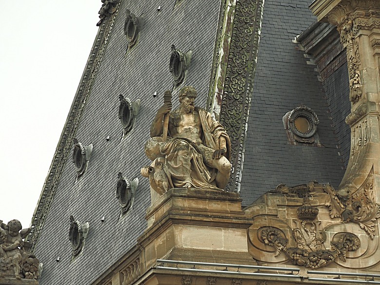 塞納河遊船 (Bateaux-Mouches) 與 羅浮宮(Musée du Louvre)，外掛地窖內享用法式烤田螺與鴨胸 — 世界文化遺產 之 巴黎，塞纳河畔(Paris, Banks of the Seine) — 2023年冬季歐洲行旅 第六部