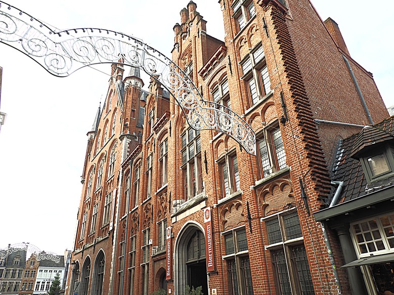布魯日大廣場(Grote Markt)、大鐘樓(Belfort) 、市政廳(Stadhuis Brugge) 、玫瑰碼頭(Rosary Quay) 、聖母教堂(Onze-Lieve-Vrouwekerk)、貝居安禮修道院(Begijnhofkapel),還有白酒淡菜 — 世界文化遺產 之 布魯日歷史中心(Historic Centre of Brugge) — 2023年冬季歐洲行旅 第五部