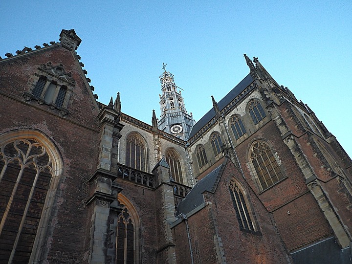 哈倫(Haarlem)市區、聖巴弗教堂(St.-Bavokerk)、桑斯安斯(Zaanse Schans)風車村、福倫丹(Volendam)午餐、羊角村(Giethoorn)遊船 — 荷蘭鄉間風光 — 2023年冬季歐洲行旅 第二部