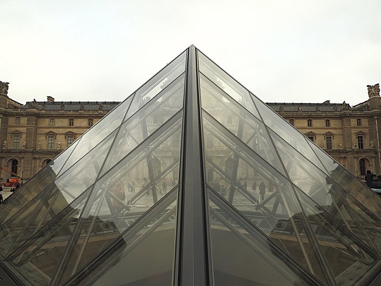 塞納河遊船 (Bateaux-Mouches) 與 羅浮宮(Musée du Louvre),外掛地窖內享用法式烤田螺與鴨胸 — 世界文化遺產 之 巴黎,塞纳河畔(Paris, Banks of the Seine) — 2023年冬季歐洲行旅 第六部