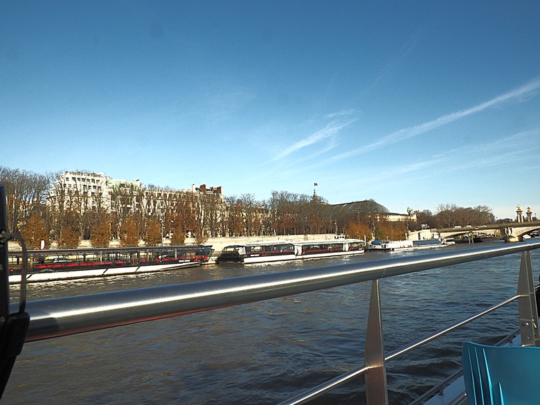 塞納河遊船 (Bateaux-Mouches) 與 羅浮宮(Musée du Louvre)，外掛地窖內享用法式烤田螺與鴨胸 — 世界文化遺產 之 巴黎，塞纳河畔(Paris, Banks of the Seine) — 2023年冬季歐洲行旅 第六部