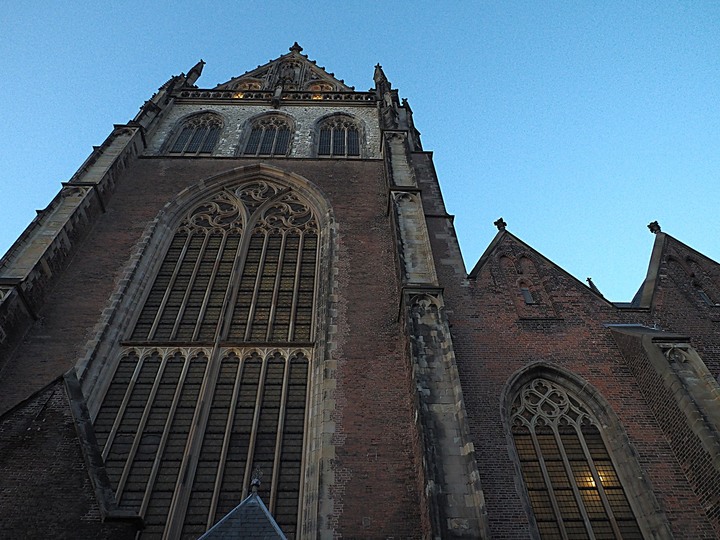 哈倫(Haarlem)市區、聖巴弗教堂(St.-Bavokerk)、桑斯安斯(Zaanse Schans)風車村、福倫丹(Volendam)午餐、羊角村(Giethoorn)遊船 — 荷蘭鄉間風光 — 2023年冬季歐洲行旅 第二部