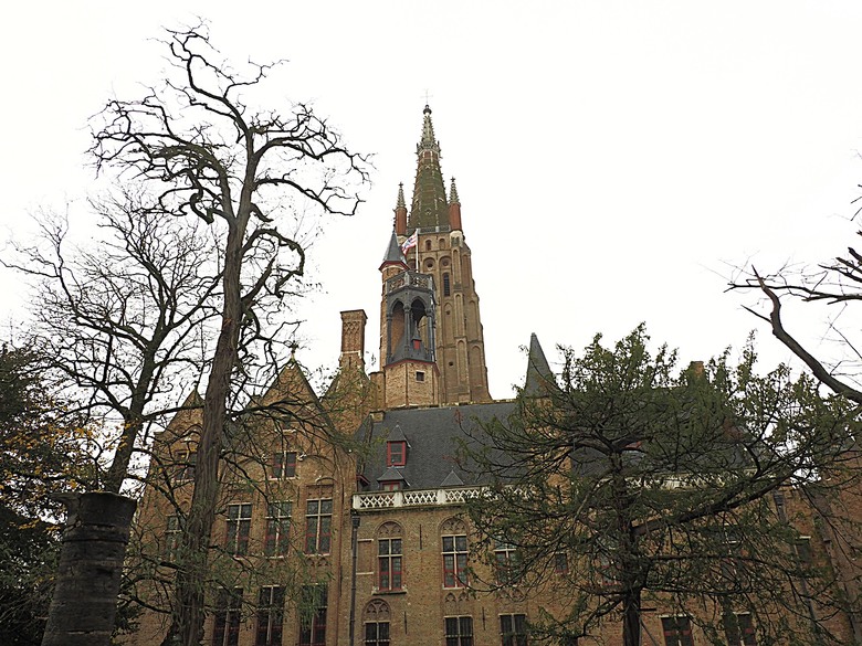布魯日大廣場(Grote Markt)、大鐘樓(Belfort) 、市政廳(Stadhuis Brugge) 、玫瑰碼頭(Rosary Quay) 、聖母教堂(Onze-Lieve-Vrouwekerk)、貝居安禮修道院(Begijnhofkapel),還有白酒淡菜 — 世界文化遺產 之 布魯日歷史中心(Historic Centre of Brugge) — 2023年冬季歐洲行旅 第五部