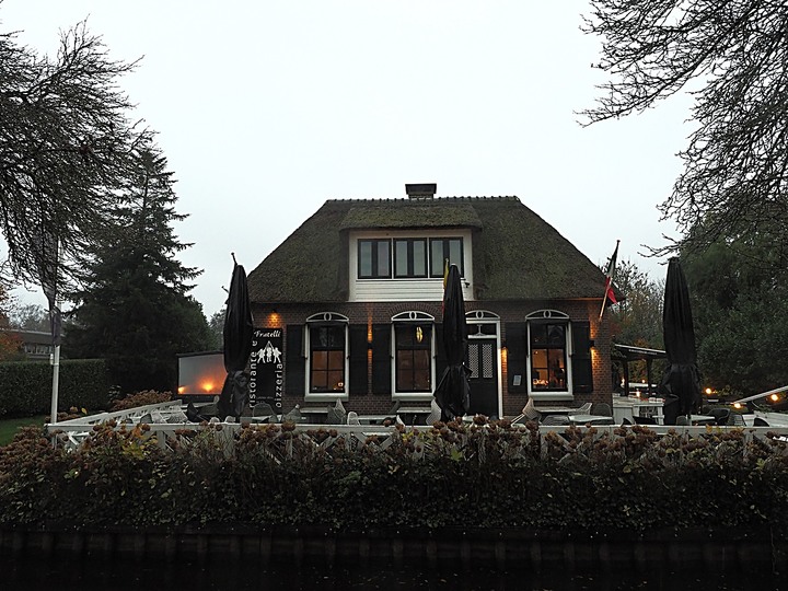 哈倫(Haarlem)市區、聖巴弗教堂(St.-Bavokerk)、桑斯安斯(Zaanse Schans)風車村、福倫丹(Volendam)午餐、羊角村(Giethoorn)遊船 — 荷蘭鄉間風光 — 2023年冬季歐洲行旅 第二部